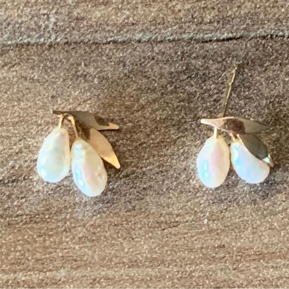 14K Yellow Gold Baroque Pearl Stud Earrings Fruit Motif Leaf Cluster 0.7g (FLAW) - Picture 7 of 16